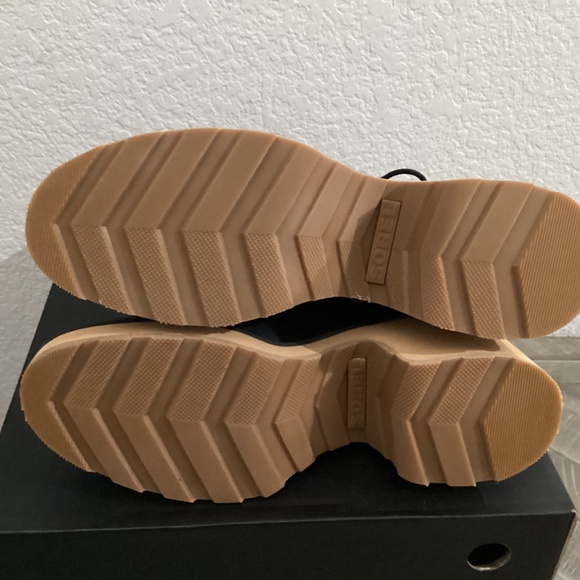 SOREL Hi-Line Waterproof Lace-Up Boot (Women) 9M - Picture 3 of 12